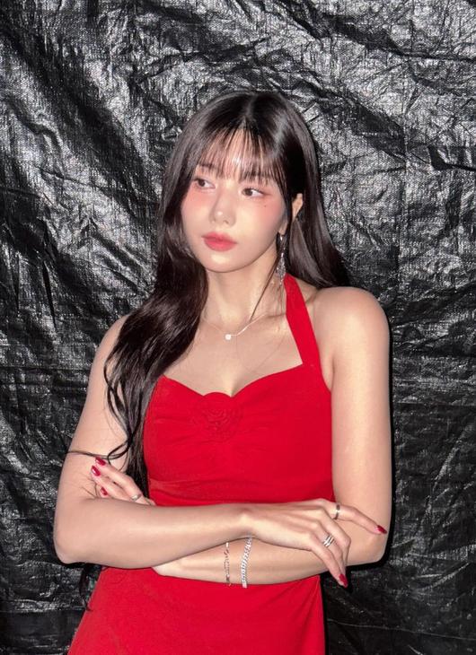 Eunbi Kwon steals attention with a red dress...