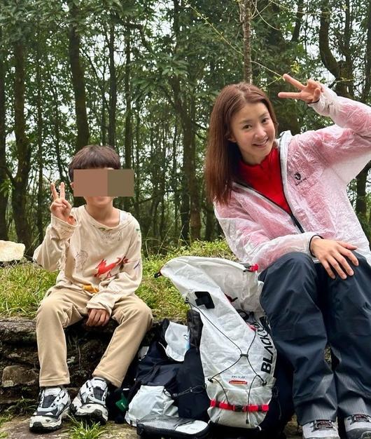 Lee Si-young takes on the challenge of climbing the Himalayan Mardi Himal with her son…