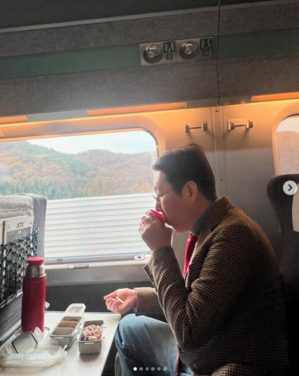 Kim Young-cheol reveals his pleasant daily life, eating a packed lunch and reciting poetry, “I got lost.”