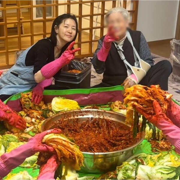 Lee Young-ae and Jang Geum making kimchi?