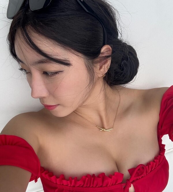 Popular cheerleader Ahn Ji-hyun reveals her red bikini...