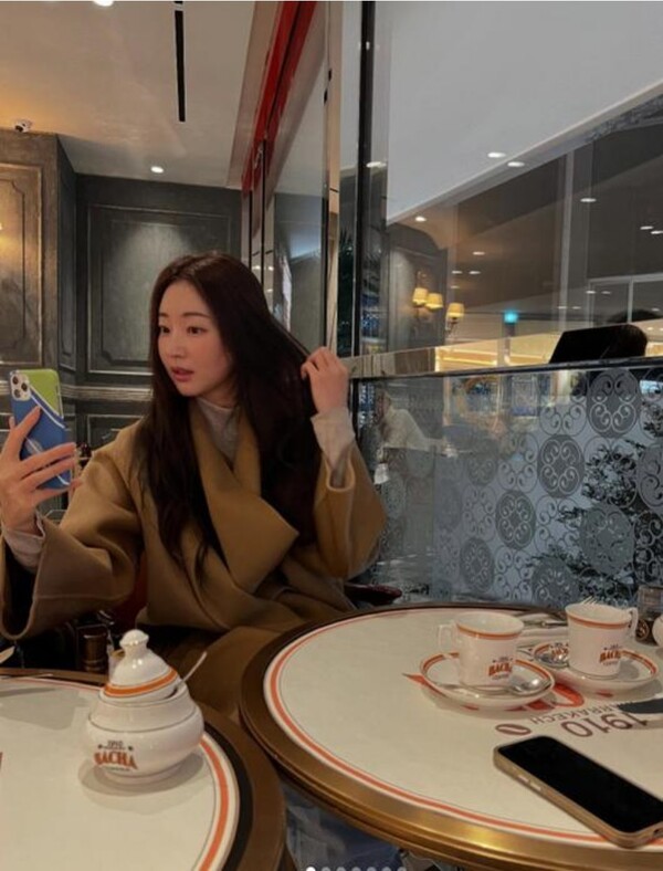 ‘46-year-old and unbelievably youthful beauty’ Actress Kim Sa-Rang captured in cafe…