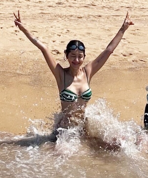 Binwoo Kim perfectly pulls off a ‘one-span bikini’ on Phuket Beach…