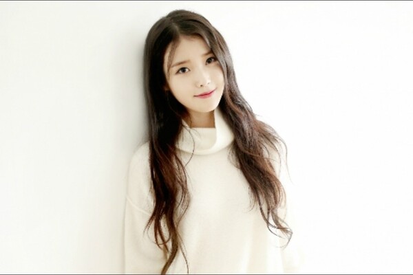 IU warms up the end of the year with a donation of 500 million won...