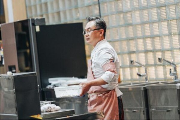 Chef Ahn Yu-seong offers 200 servings of kimbap to the families of the victims of the Jeju Air disaster, saying, 