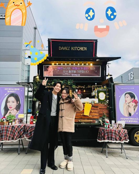 Son Ye-jin, touched by Wi Ha-jun's coffee truck gift... Warm senior-junior chemistry