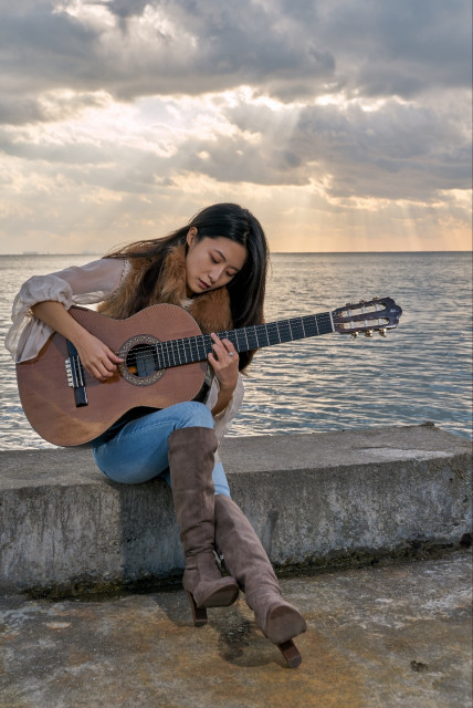 Guitarist Jang Ha-eun plans to show off her singer-songwriter charm at a solo concert on the 22nd.