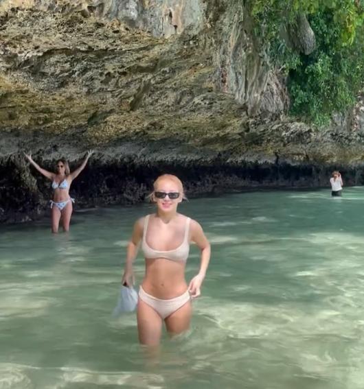 Hyoyeon, a solid bikini body in Bali