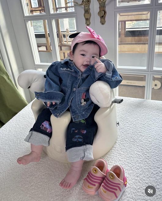 Park Soo -hong's daughter, a doll's cute…