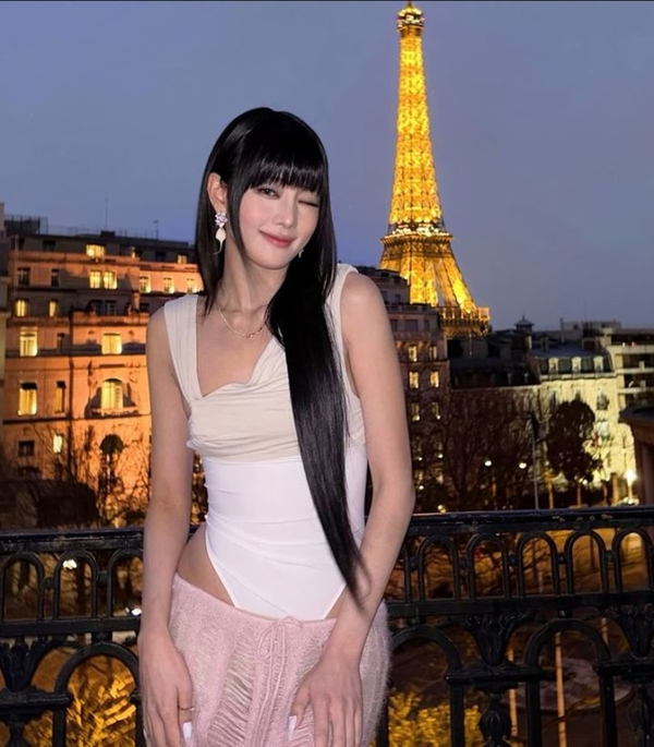 Children Minni, Paris 'Girls Night Out' ... Eiffel Tower Background See -through Fashion