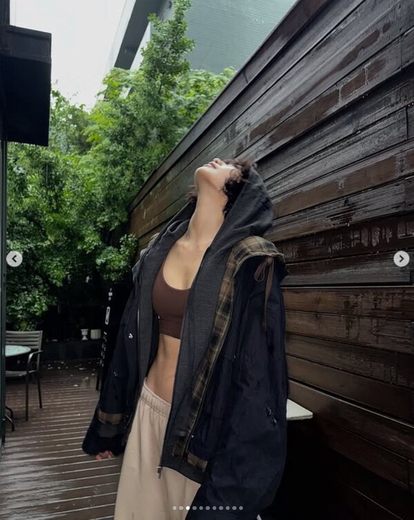 Nana, a solid abs revealed under the croptop,
