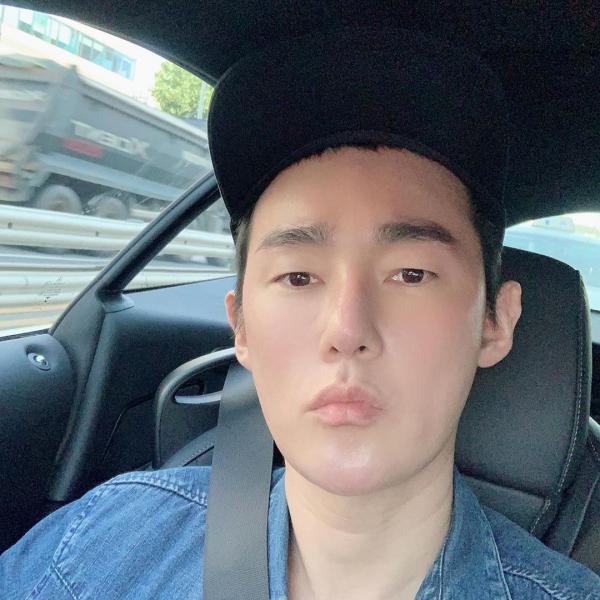 Heo Ji Woong revealed daily on Instagram