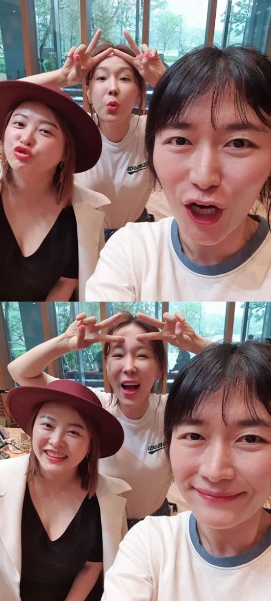 Shim Jinhwa Taking a selfie with a humorous look