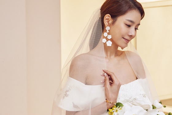 Hwang Ji-Hyun announced that the wedding ring with the prospective groom