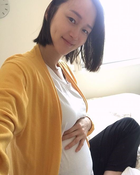 Lee Hye-jung is sitting and relaxing