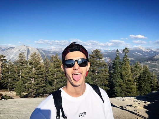 Lee Ki-woo, travel certification shot with a nice background 'What tongue?'