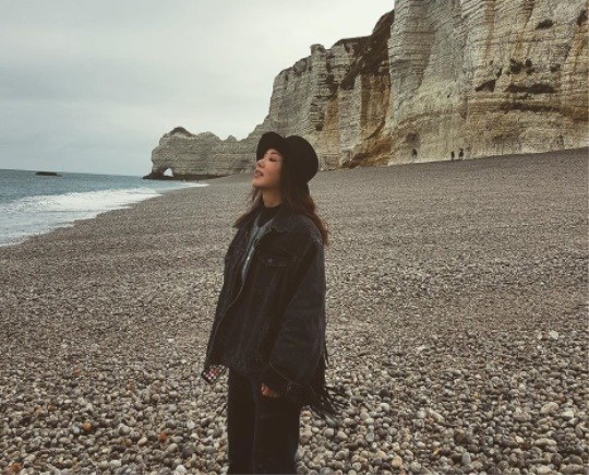 I uploaded a picture with the words Uhm Jung Hwa monet etretatbeach monetparisdiaries