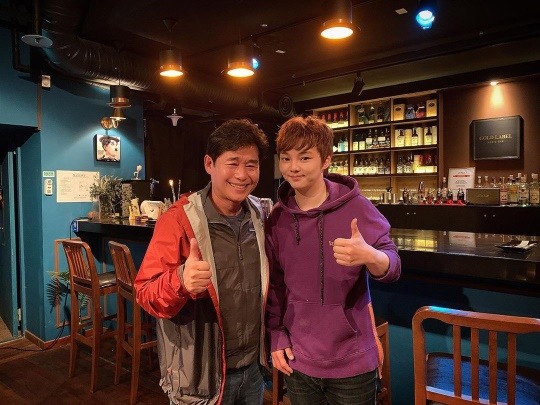 Choi Hyun-woo stands side by side and poses with a thumbs up