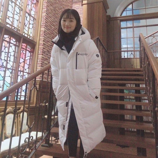 Kim Hye-yun is posing on the shooting scene wearing long padding