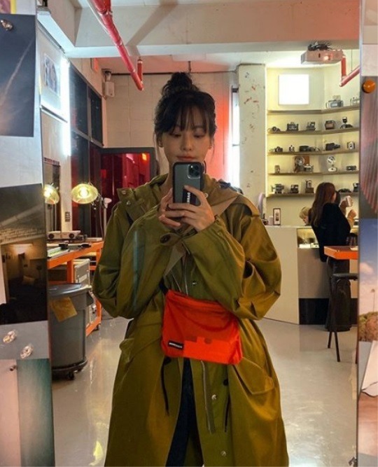 Oh Yeon-seo posted a photo with an article on the Instagram page