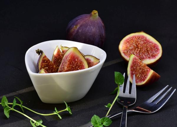 How to eat figs, how to eat, and how to pick them with water.