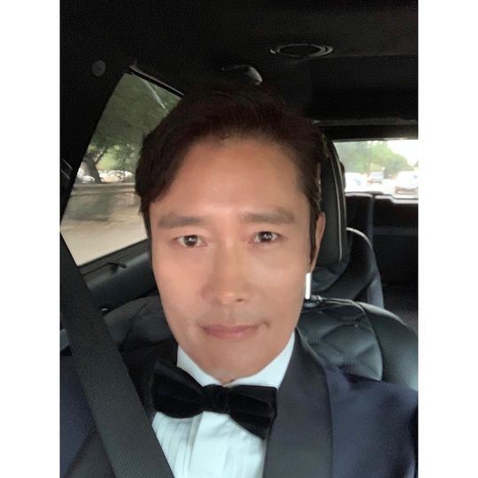 Lee Byung-hun reveals heartwarming suit-fit selfie