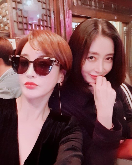 Kim Hye-eun is wearing a selfie with Song Yoon-ah.