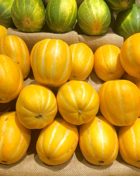 In melon English, the origin and calorie season is yellow from June to August.