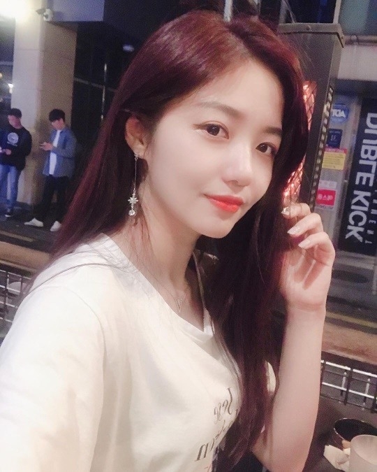 ‘정 다경’ posted a photo with the words, “Dakyung, Korea Transport Broadcaster”