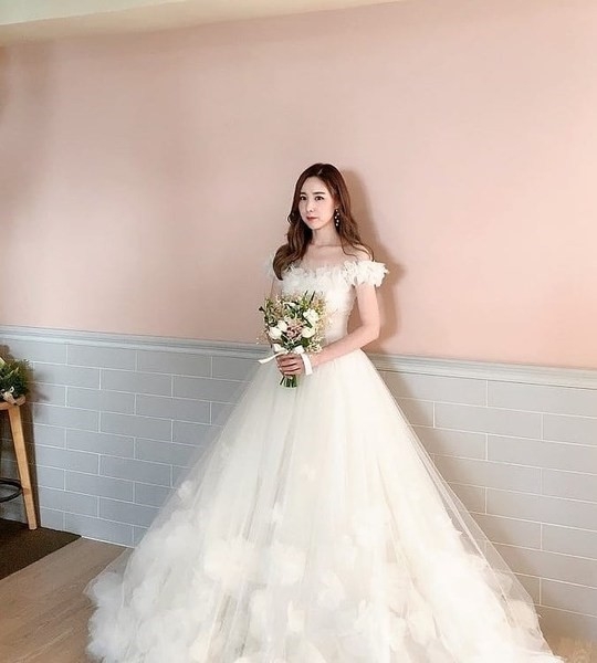 Kan Mi-yeon reveals dazzling wedding dress 