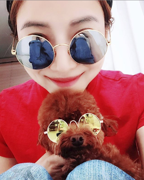 Yoon Se-ah, a warm-hearted selfie with a dog