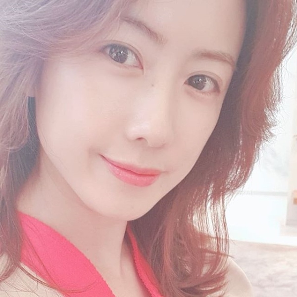 'Hong Eun Hee' is smiling while looking at the camera