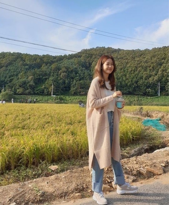 'Yowon' posted a photo with the text 'Inspector running wild flowers autumn'