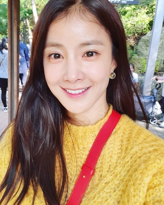 ‘이시영’ is smiling brightly at the camera