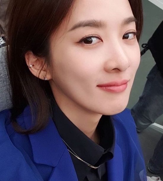 There is Lee Chung-ah, who matched the blue jacket with Lee Chung-ah's black shirt.