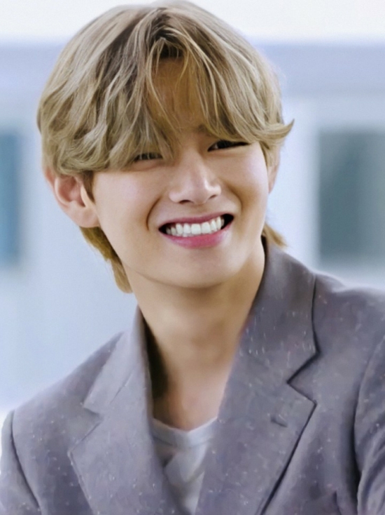 BTS V, exudes a warm charisma!