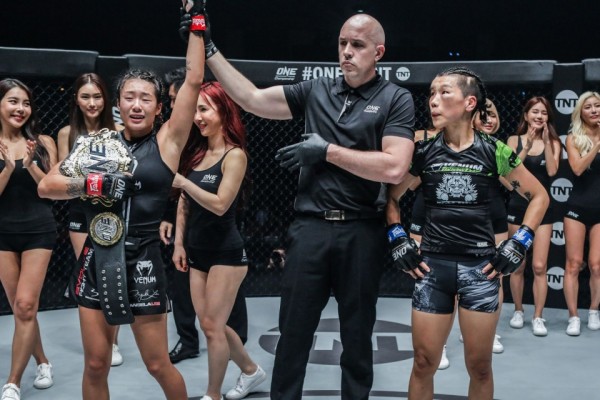 Korean Angela Lee defeats top weight champ