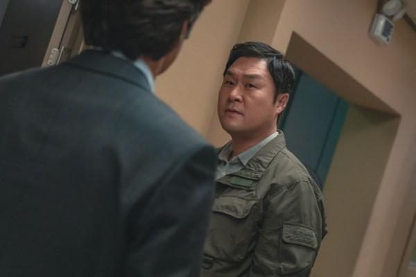 Actor Yoon Kyung-ho plays Oh Jeong-hwan, the sharp yet determined detective team leader...